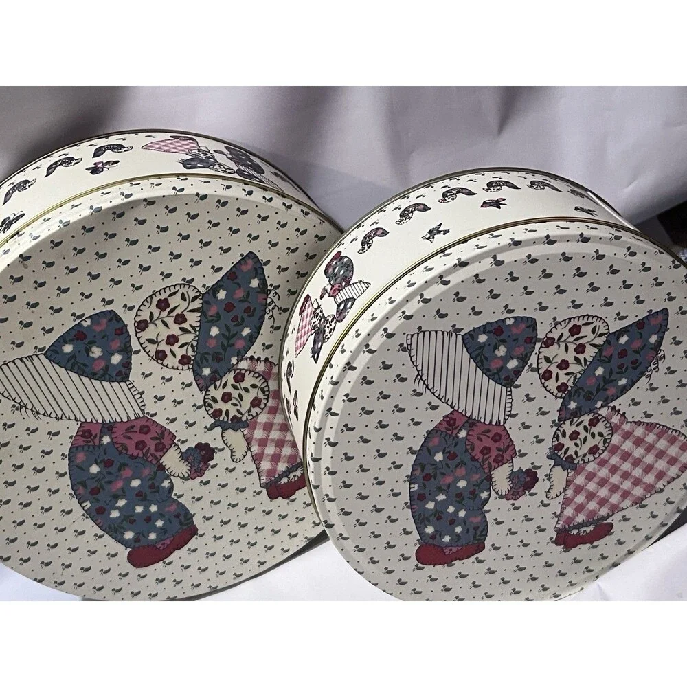Patchwork Country Style Round Tin Canister Set of 2 with Lids, White Blue Red